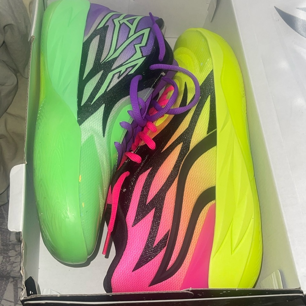 Hello I have sneakers for sale very nice and been worn only twice come get them.
